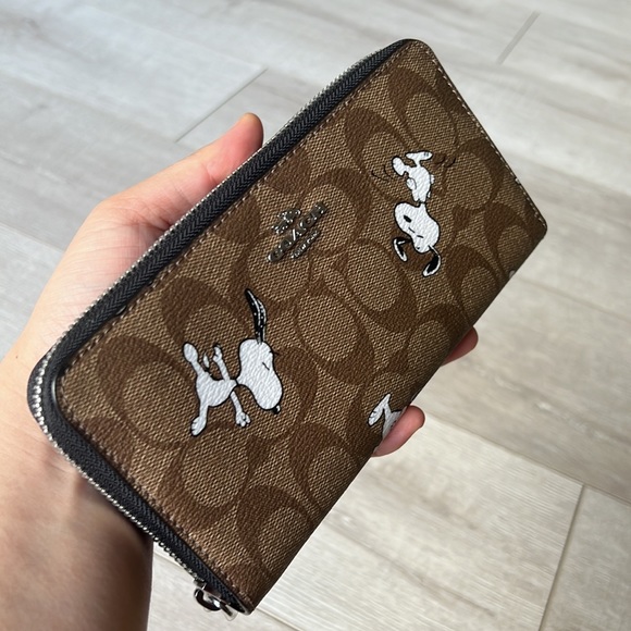 Coach X Peanuts Long Zip Around Wallet In Signature Canvas With Snoopy - Picture 4 of 12